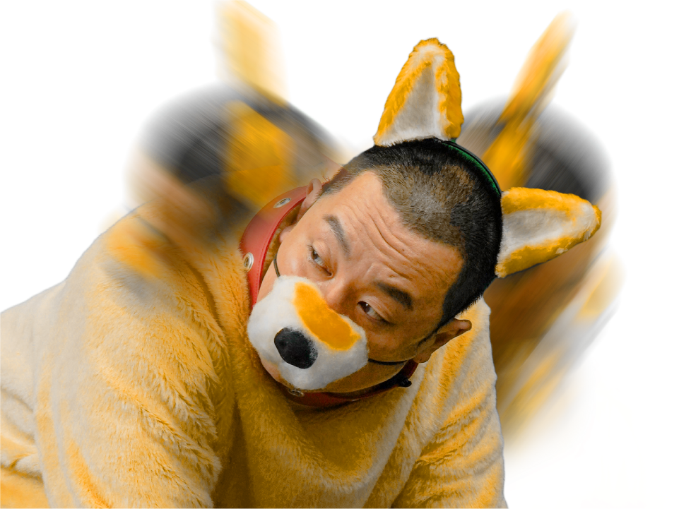 犬の着ぐるみ姿で頭を振る人物