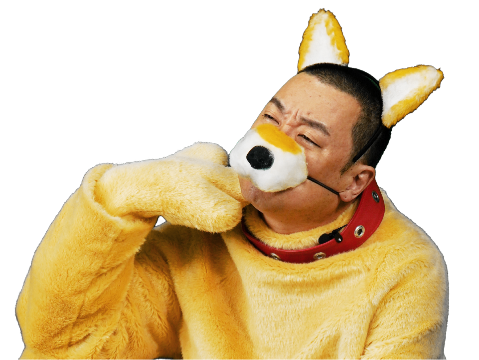犬の着ぐるみ姿で耳を掻く人物