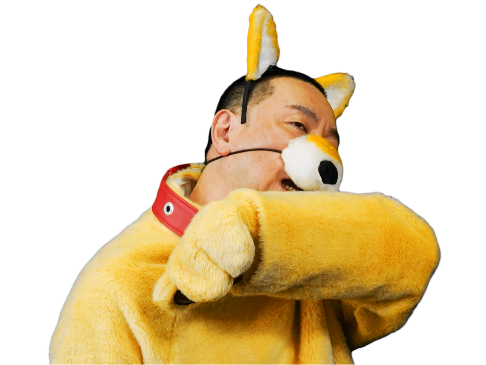 犬の着ぐるみ姿で体を噛む人物